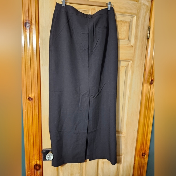 ASOS DESIGN Tall column maxi skirt with split in black - Picture 5 of 7